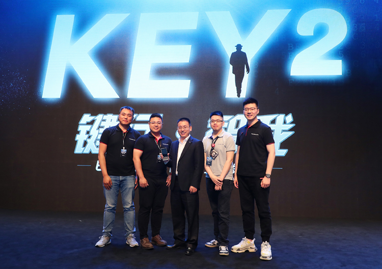 6月8日KEY2北京发布会，BerryLink团队成员与黑莓中国区业务总监印传学先生的合影，上身都是限量版T恤哦~