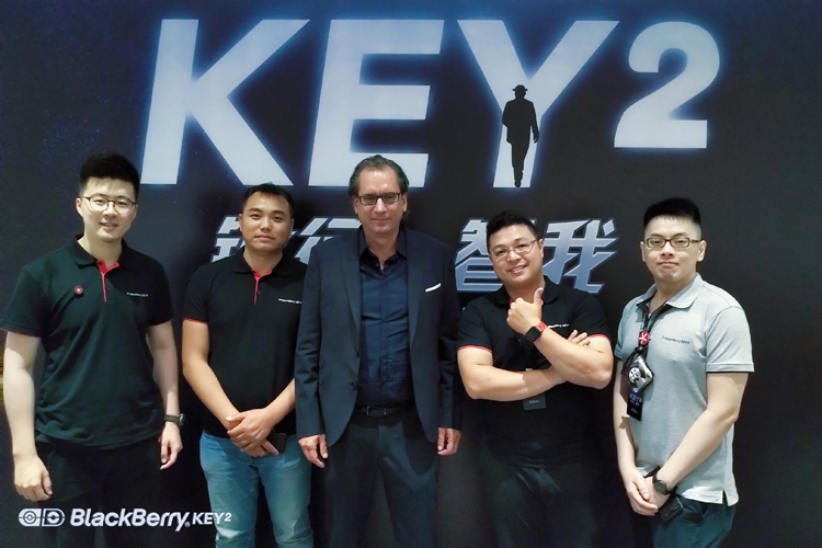 6月8日KEY2北京发布会，BerryLink团队成员与黑莓CDO首席设计官Hagen Fendler的合影，上身都是限量版T恤哦~
